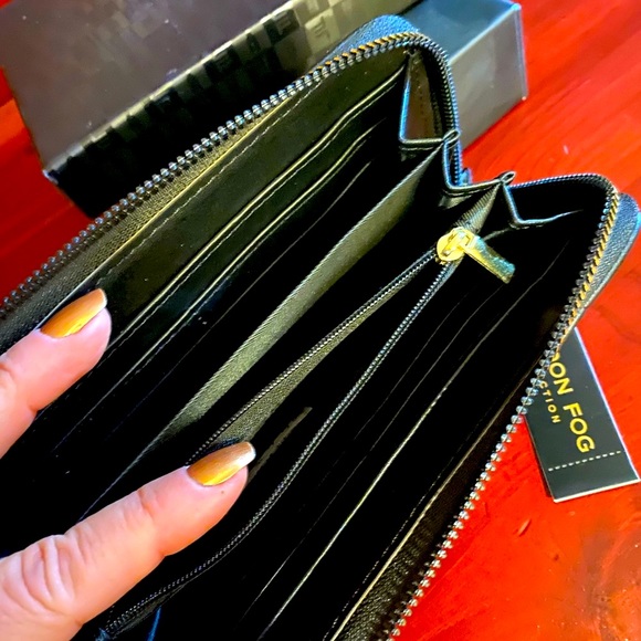 London Fog Wristlet - Picture 3 of 6